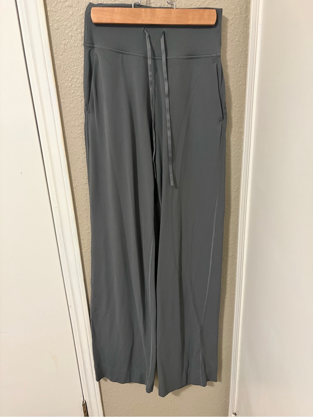 lululemon athletica Groove Wide-Leg Pants in Onyx Gray size 0